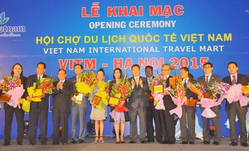 Russian tourists are guests of honor at Vietnam International Travel Mart  - ảnh 1